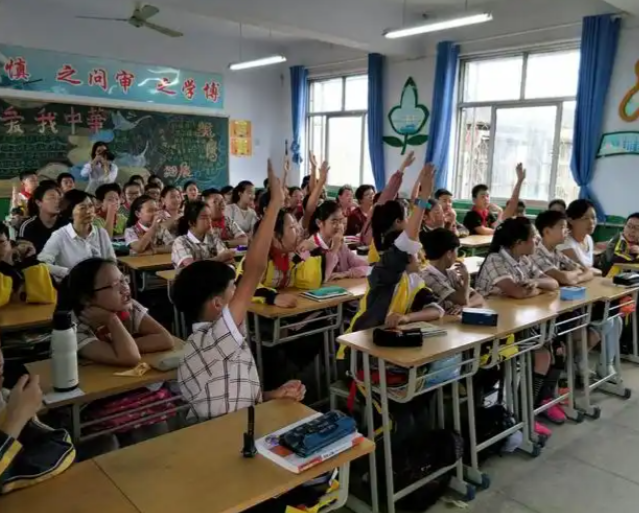 同学们接纳自我学会沟通以积极阳光的心态迎候新学期