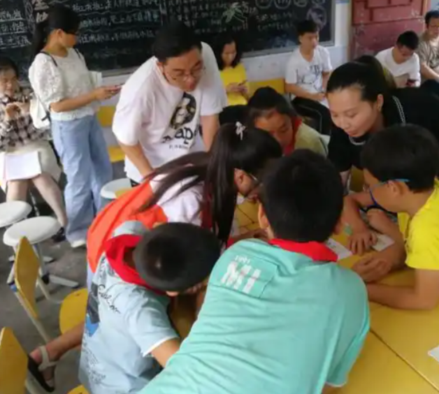 面临繁重的学业杂乱的压力孩子们常常对未来感到苍茫